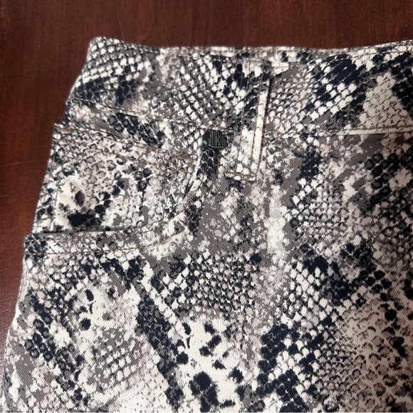 💙 Kut from the Kloth Gidget High Rise Snake Print Cut Off Shorts Women’s Size 0 - Picture 8 of 16